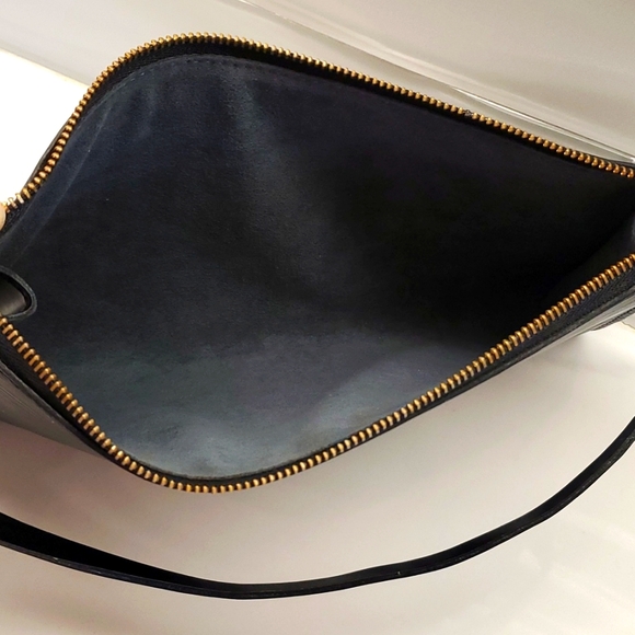 Authentic Louis Vuitton Pochette in Black Epi Leather - Picture 11 of 16
